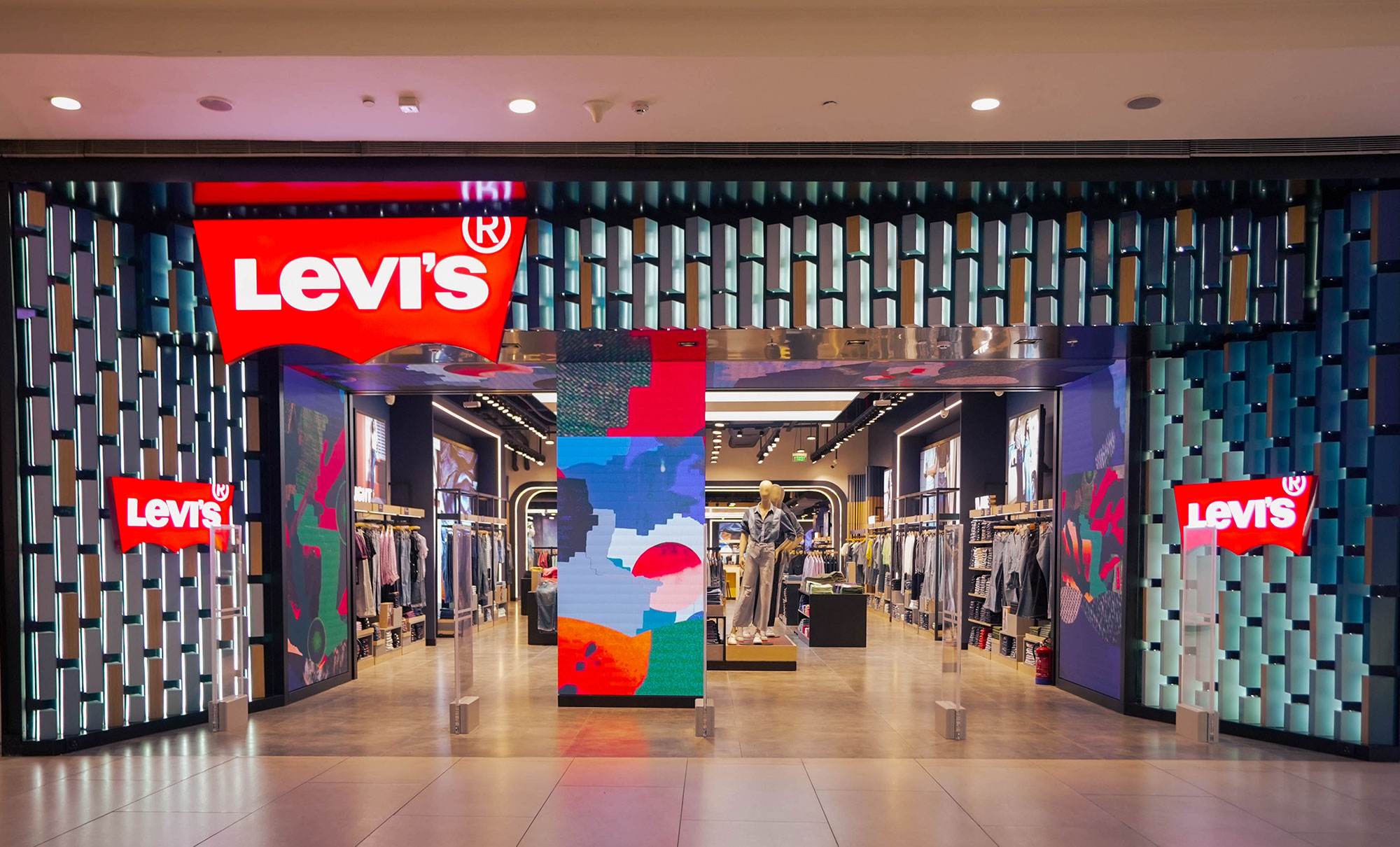 Case Study: Learning from Levi’s – Reinventing Casualwear and Scaling Globally