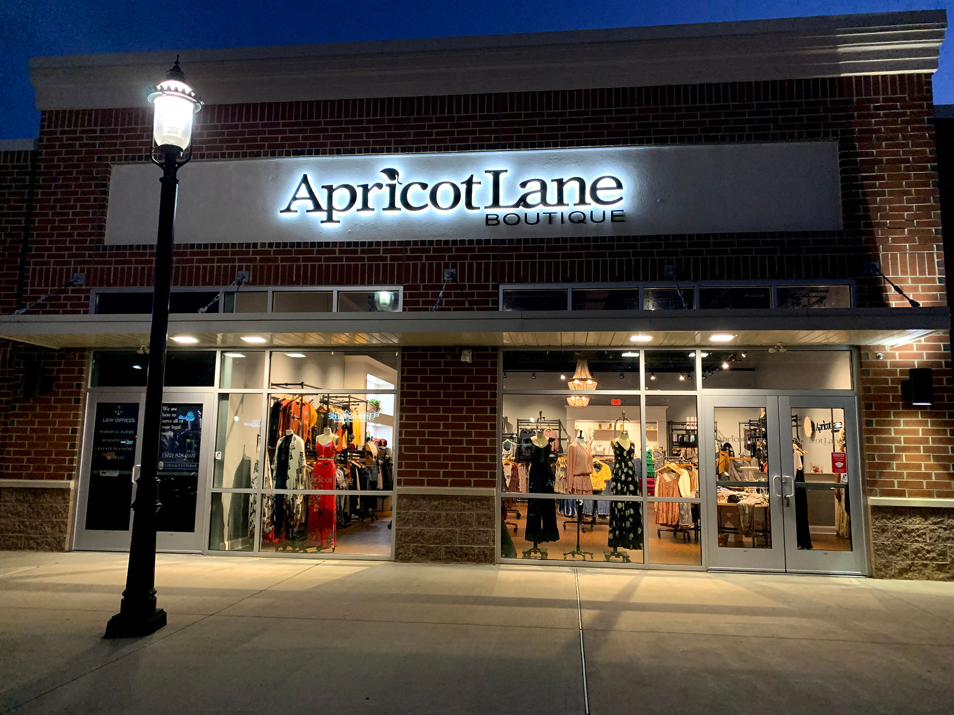 Apricot Lane Boutique Franchise: Costs, Benefits & How to Start Your Own Trendy Clothing Store